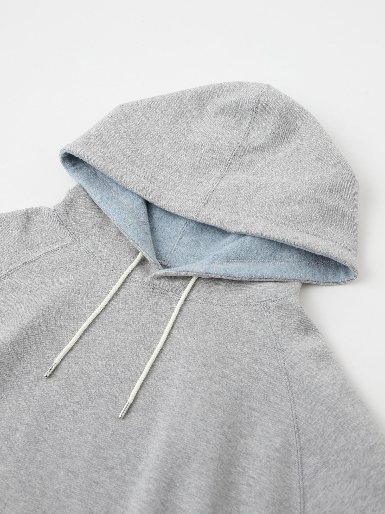 DAILY REVERSIBLE SWEAT HOODIE<br> A reversible sweatshirt hoodie that can be coordinated with a variety of outfits