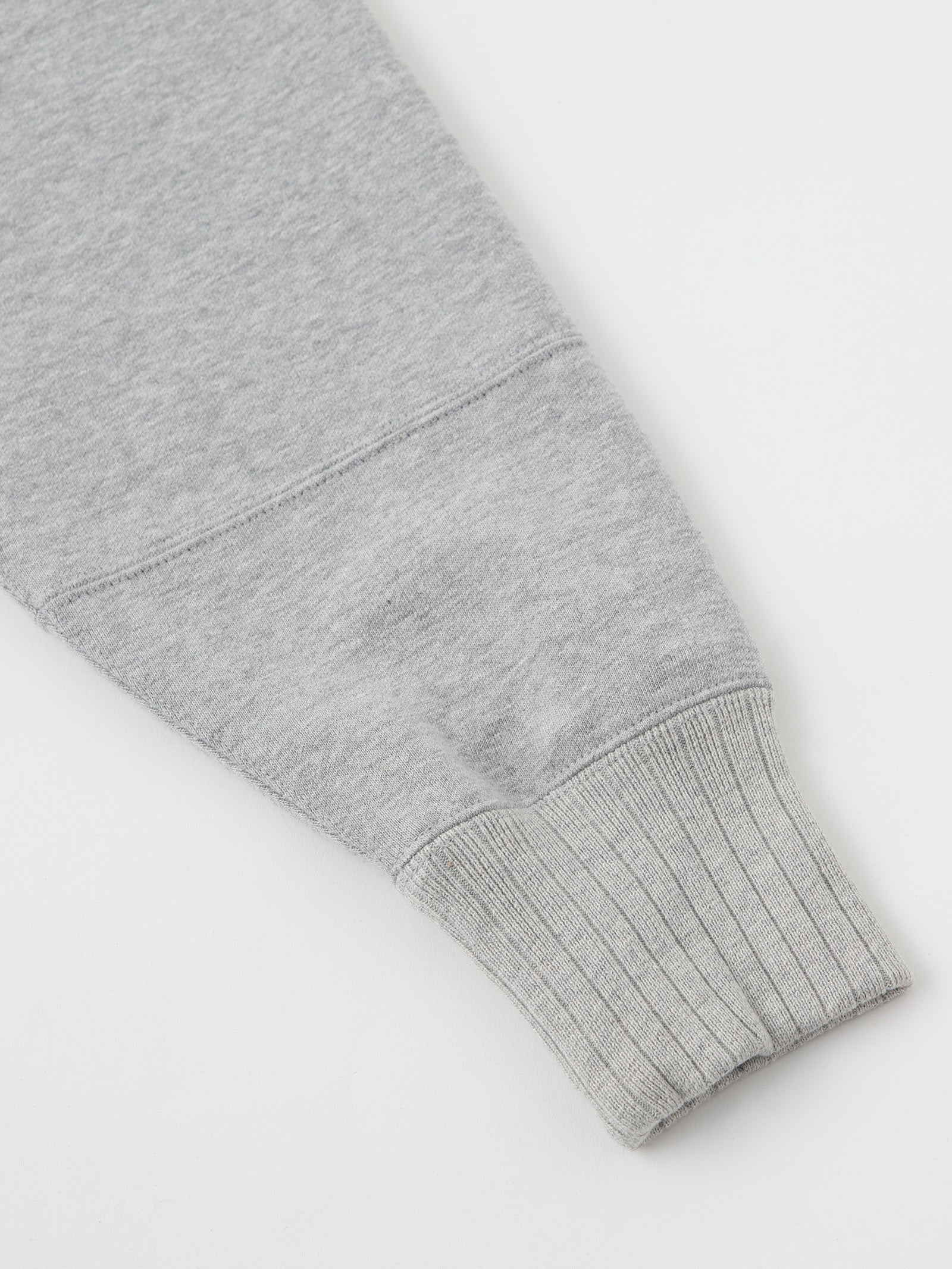 DAILY REVERSIBLE SWEAT HOODIE<br> A reversible sweatshirt hoodie that can be coordinated with a variety of outfits