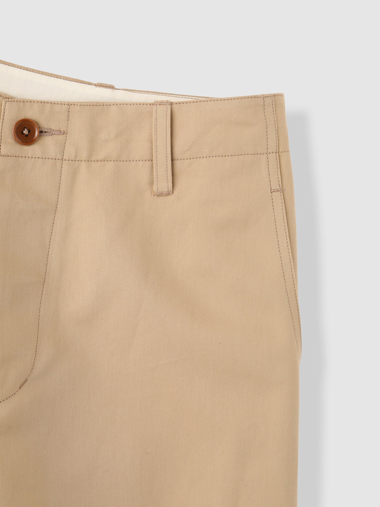 Men's LIGHT CHINO TROUSERS <br> 軽やかさが特徴の定番チノパンツ