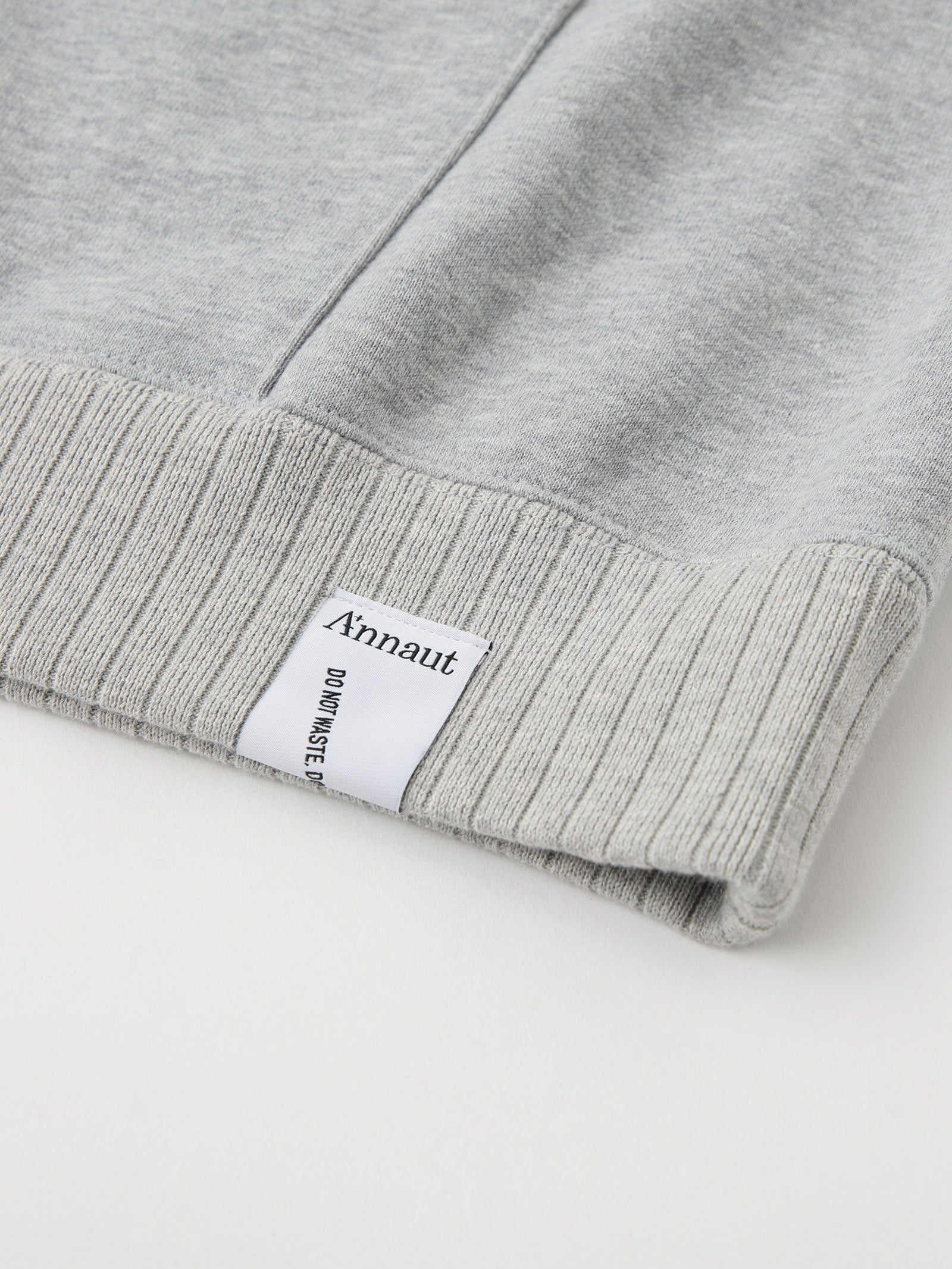 DAILY REVERSIBLE SWEAT HOODIE<br> A reversible sweatshirt hoodie that can be coordinated with a variety of outfits