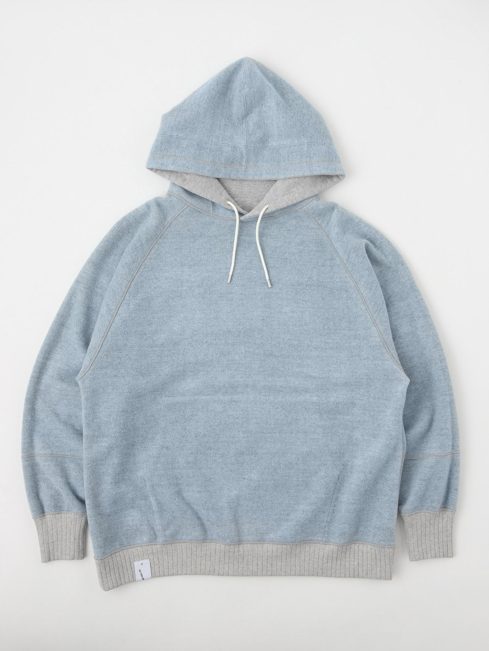 DAILY REVERSIBLE SWEAT HOODIE<br> A reversible sweatshirt hoodie that can be coordinated with a variety of outfits