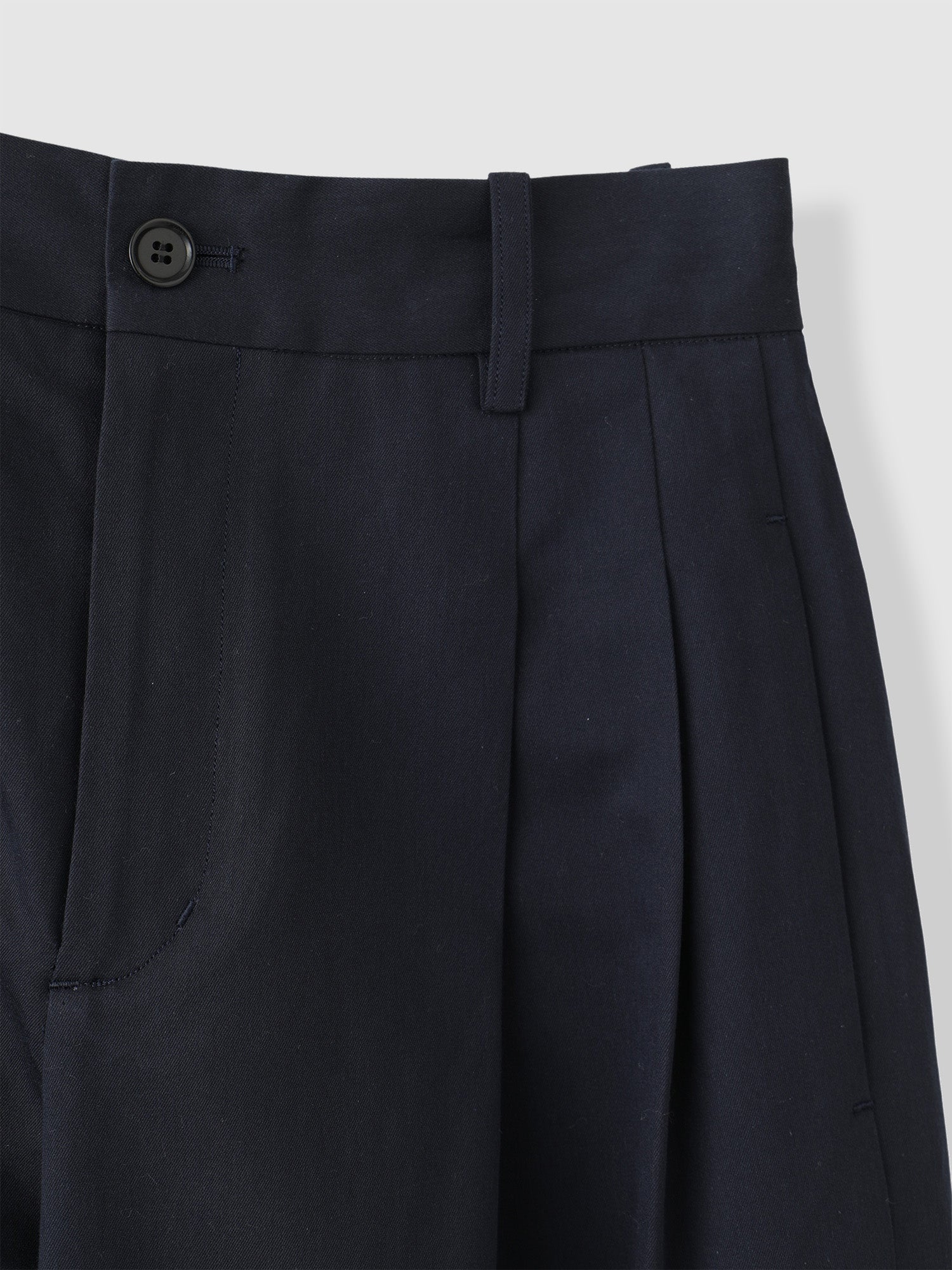 Women's LIGHT CHINO TROUSERS <br> シルエットに拘った軽やかチノパンツ