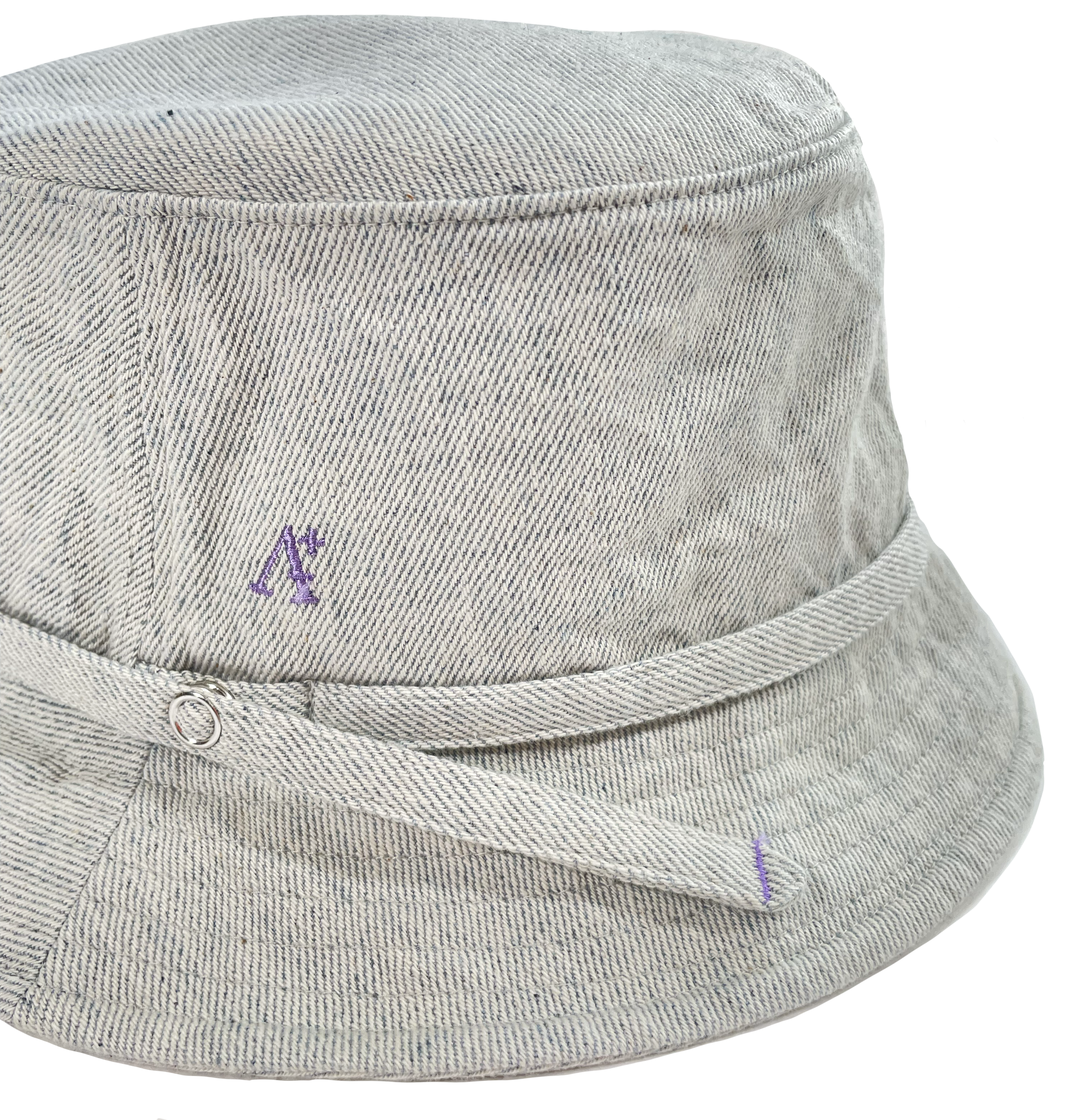 DAILY BUCKET HAT  <br>A hat with a single accent that can be rolled up and fastened